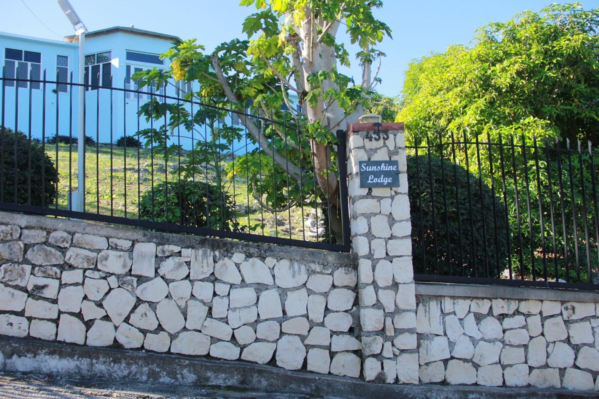 Sunshine Lodge: Your Home Away From Home Montego Bay Exterior foto